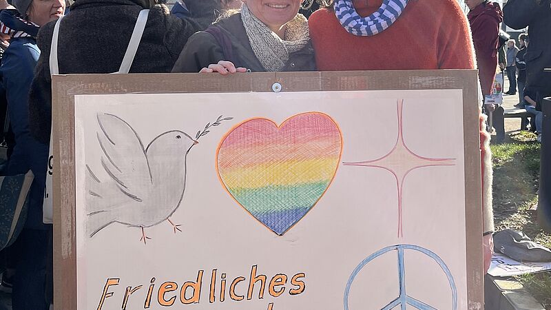 Pastorinnen Wilma Schlaberg aus Schönberg und Fabienne Fronek aus Grevensmühlen demonstrieren für Vielfalt.