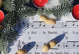 Popularmusiker: "Wenn 'Last Christmas' läuft, ist Weihnachten" Ein weihnachtlich dekoriertes Liedblatt.