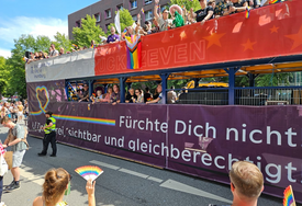 Anschlag in Berlin überschattet Hamburger Pride Week CSD Truck 2026 rollt bunt besetzt durch die Innenstadt Hamburgs