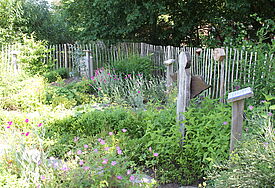 Liebe, Geheimnis, Trauer: Mit den "Perlen des Glaubens" beten - zum Beispiel im Garten in Breklum Kräuter, Büsche und Stauden wachsen üppig in dem kleinen Garten