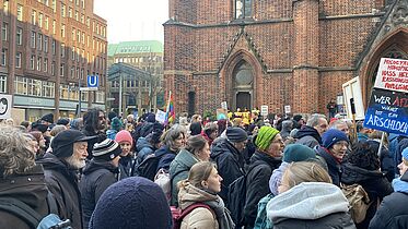 Menschenkette gegen Rechts Hamburg 2025 vor Hauptkirche St. Petri Menschenkette gegen Rechts Hamburg 2025 vor Hauptkirche St. Petri