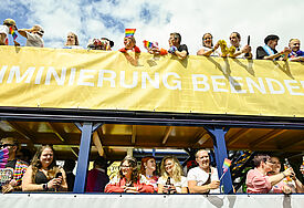 CSD in Hamburg mit hunderttausenden Menschen - Kirchen-Truck, Glitzer-Segen und queere Church Blick auf Kirchentruck CSD 2025