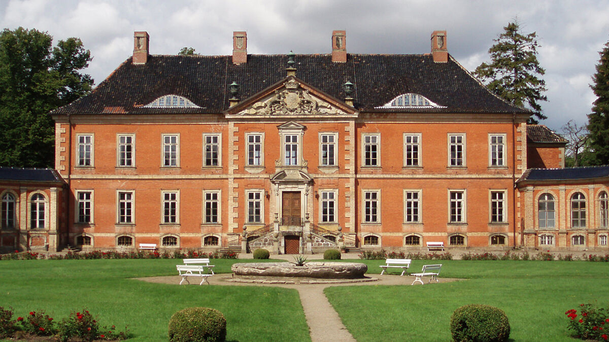 OLYMPUS DIGITAL CAMERA Schloss Bothmer wird wieder eröffnet