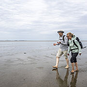 Bischof Gothart Magaard und seine Nachfolgerin, Pastorin Nora Steen, beim Pilgern durch das Wattenmeer