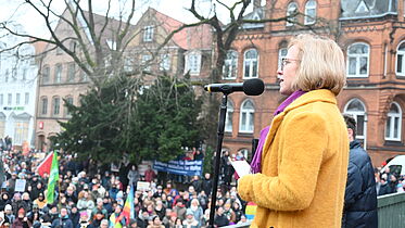 Bischöfin Nora Steen auf einer Demo in Flensburg