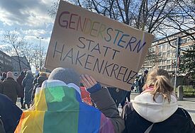 "Wähl Liebe" - Wieder tausende Menschen für Demokratie auf der Straße Blick auf Banner bei Winter CSD in Kiel vor Bundestagswahl