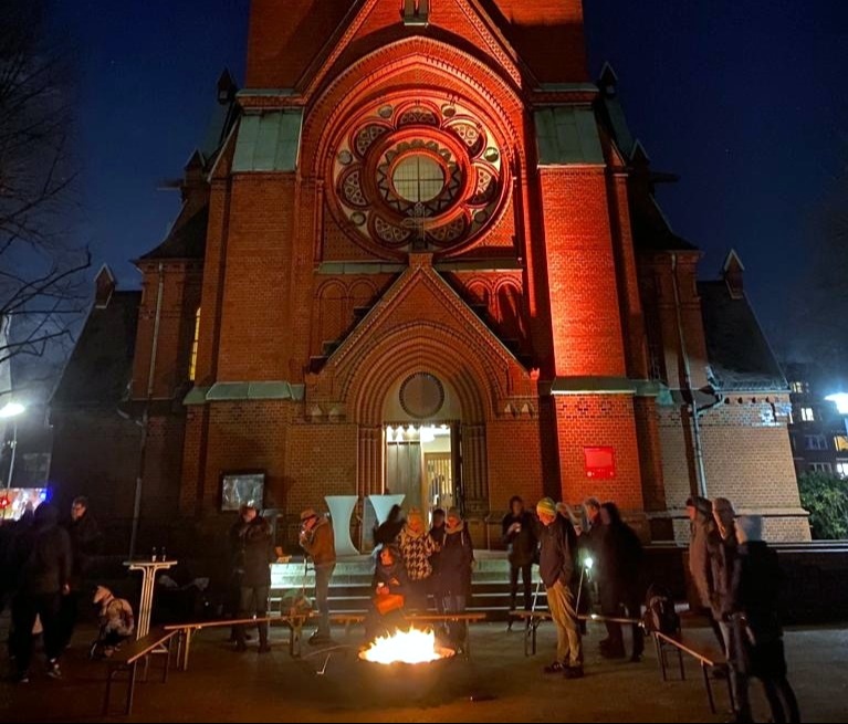 Feuerschein und Punsch auf dem Kirchplatz