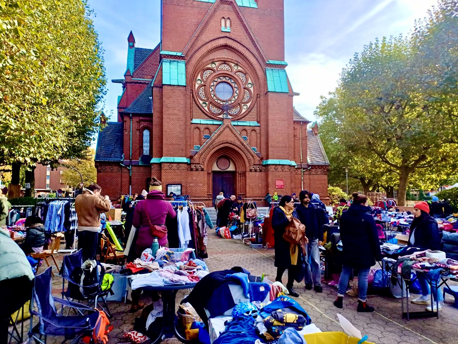 Flohmarkt auf dem Kirchplatz