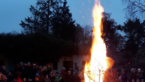 Osterfeuer im Luthergarten