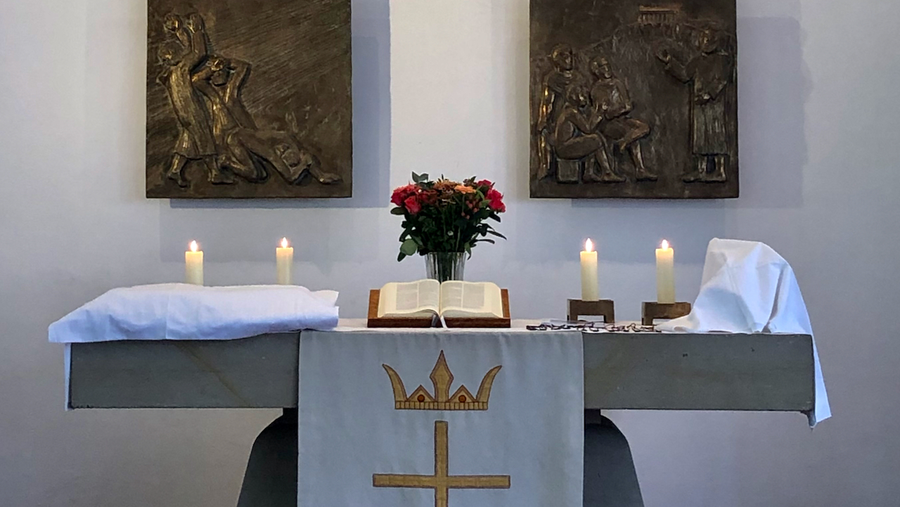 Gottesdienst mit Abendmahl und Chor in der Pauluskirche