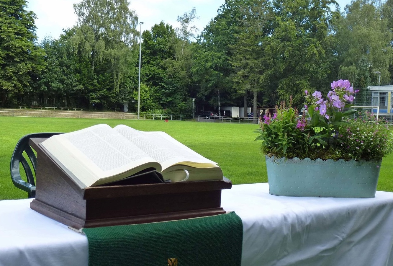 Sommerkirche im Stadion, parallel dazu Kindergottesdienst
