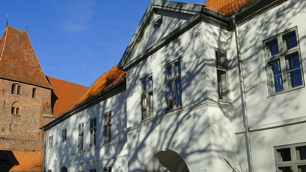 Das Kloster Rehna ist Kulturstätte, Amtshaus und Sitz der evangelischen Kirchengemeinde zugleich. Eine Reise zur aktuellen NDR-Ausstellung "Weite und Licht – Norddeutsche Landschaften" lohnt sich. 