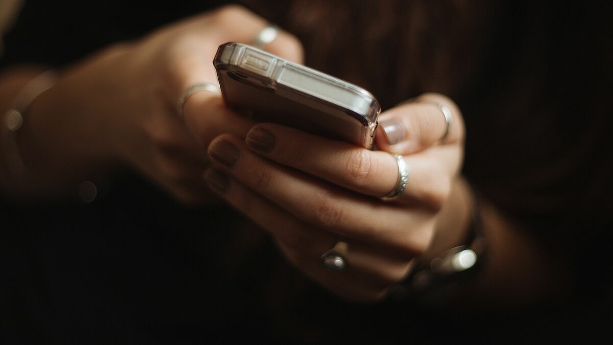 In der Pandemie sind die Helfer der Telefon- und Chatseelsorge noch mehr gefordert als sonst. Das führt zu Engpässen: Derzeit kann nur ein Bruchteil der eingehenden Anrufe angenommen werden. 