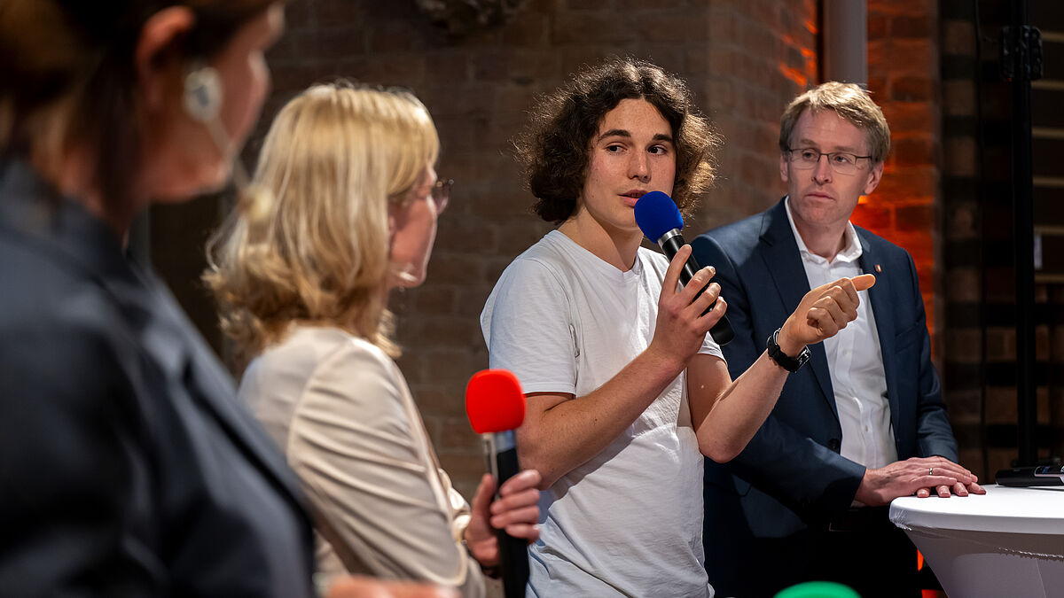 Bischöfin Nora Steen moderierte die Talk-Runde beim diesjährigen Sommerempfang der Nordkirche: Im Gespräch sind Claudine Nierth (Bundesvorstandssprecherin und Gründungsmitglied von „Mehr Demokratie e.V.“), Franz Fischer (Bündnis 90 / Die Grünen Kiel) und Schleswig-Holsteins Ministerpräsident Daniel Günther (rechts). 