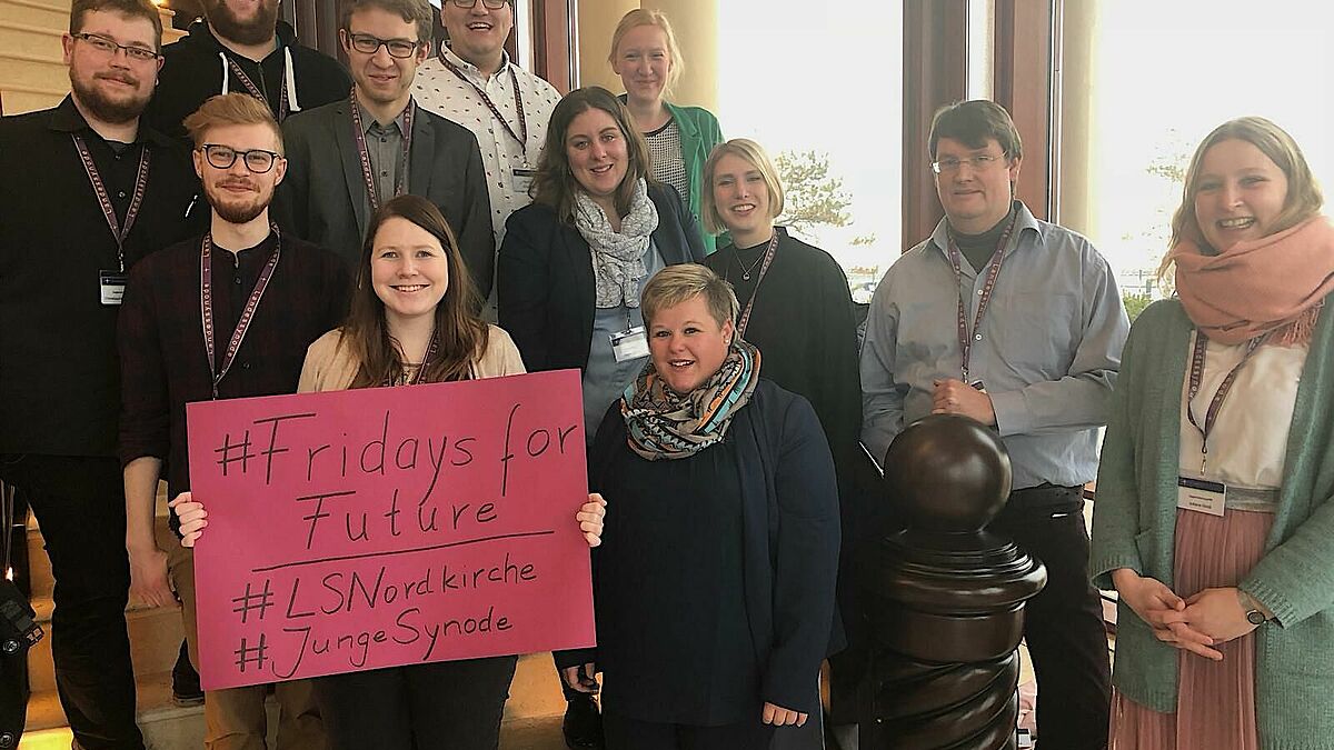 #FridaysForFuture - der Arbeitskreis „Junge Synode” zeigt während der Landessynode in Rostock Solidarität und verweist auf die Klimaziele der Nordkirche