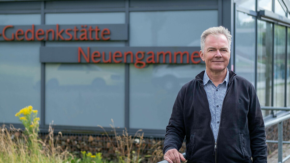 Hanno Billerbeck auf dem Gelände der KZ-Gedenkstätte Neuengamme. Hier war er Ansprechpartner für ehrenamtliche und hauptamtliche Mitarbeiter:innen und manches Mal auch Seelsorger. 