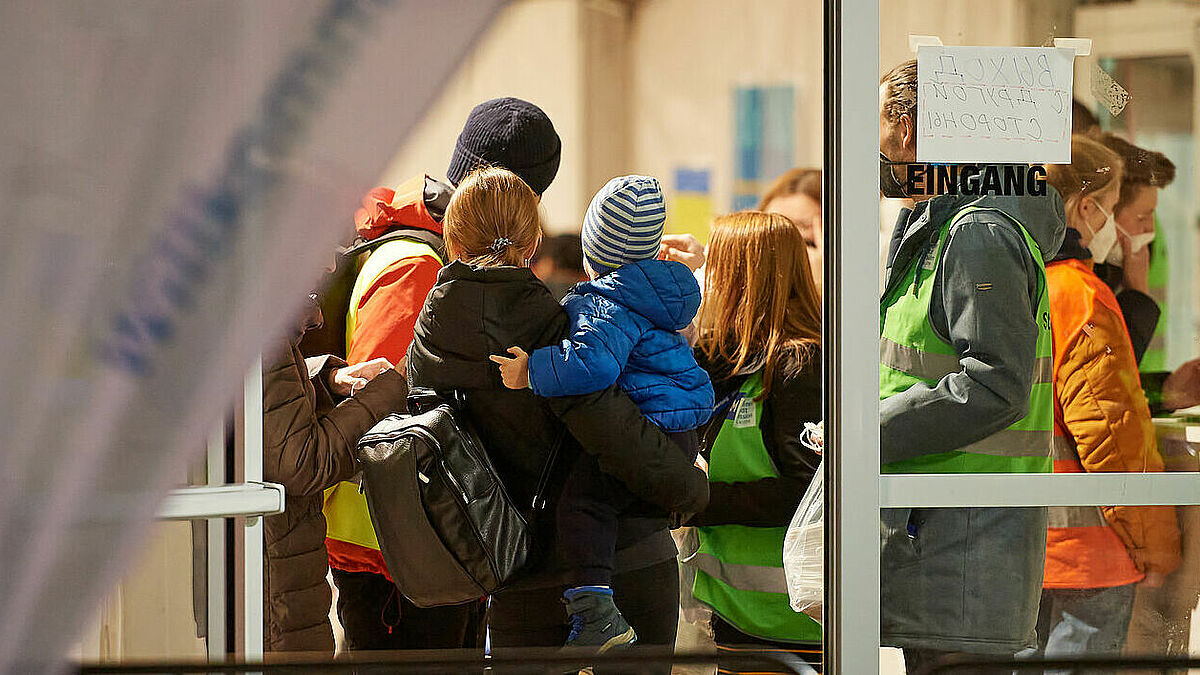 Kriegsflüchtlinge im sogenannten Willkommenszelt der Berliner Stadtmission am Berliner Hauptbahnhof. Hier werden täglich mehrere tausend aus der Ukraine geflüchtete Menschen versorgt und an Erstaufnahmestellen weitergeleitet. 