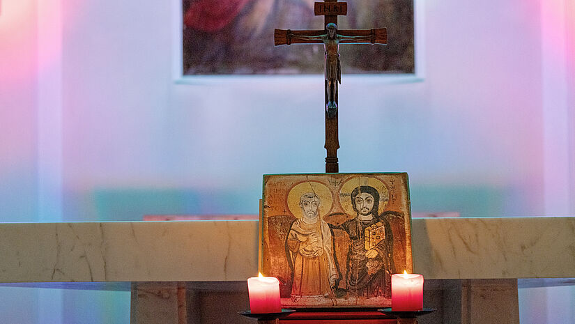 Altar in der JVA Kapelle mit Kerzen und Jesusbild 