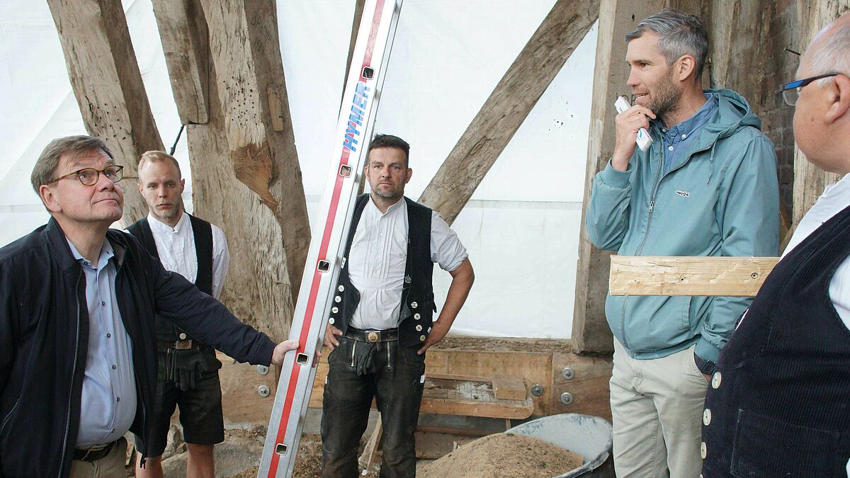 Besuch auf der Baustelle: Architekt Filip Fröhler (zweiter von rechts) erläutert Johann Wadephul (MdB), wie die Sanierung des Glockenturms voranschreitet. 