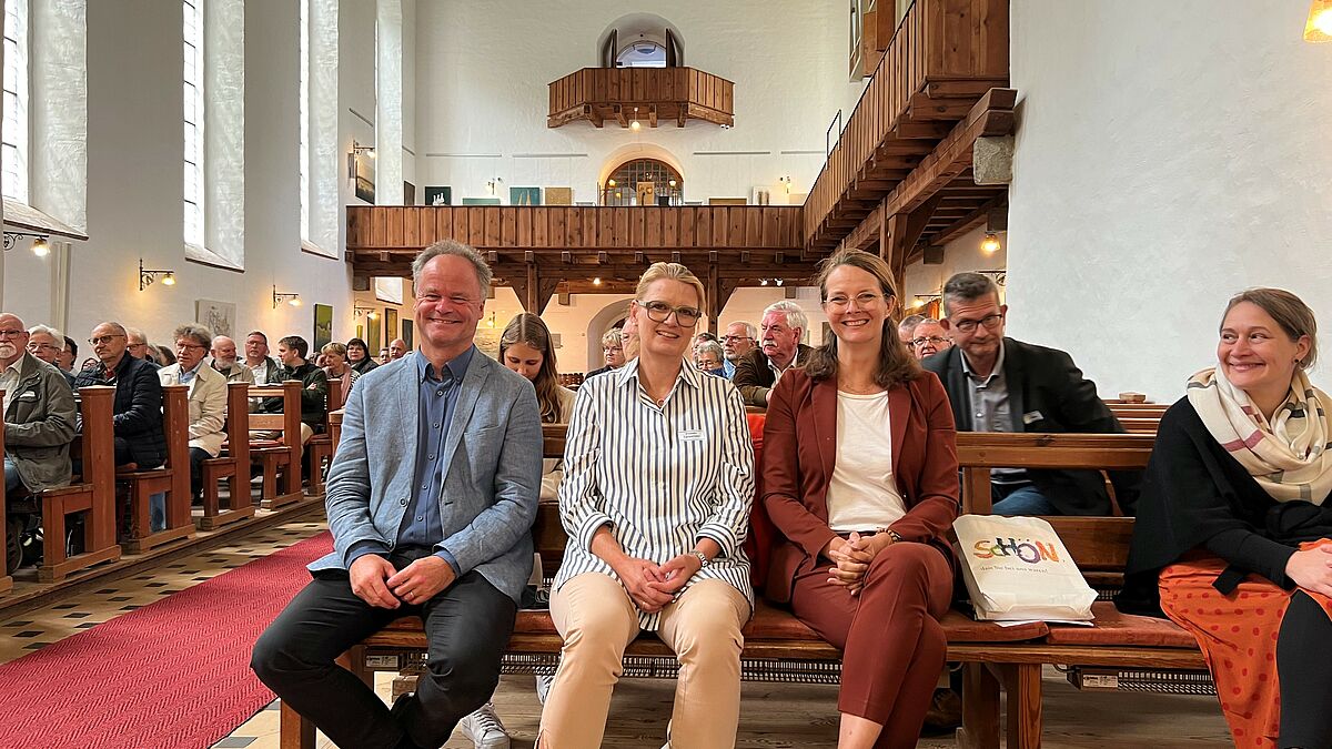 v.l. Bischof Tilman Jeremias, Pröpstin Britta Carstensen und Ministerin Bettina Martin in der Johanniterkirche zu Mirow.

