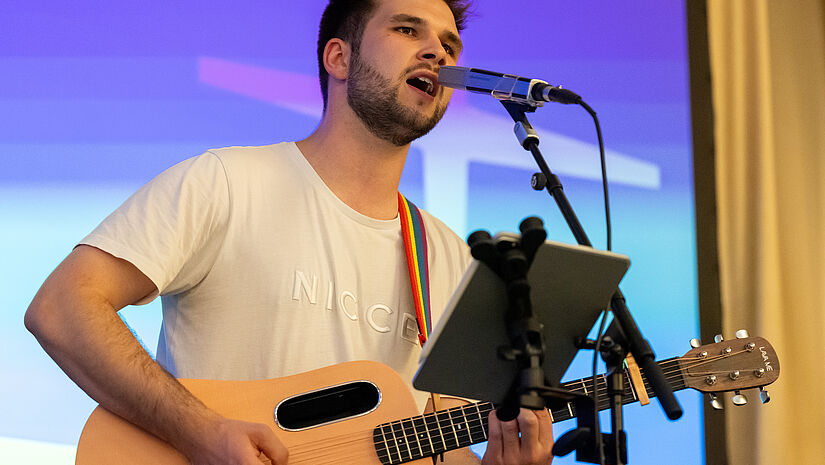 Lasse Petersen spielt "Auf das, was da noch kommt". 