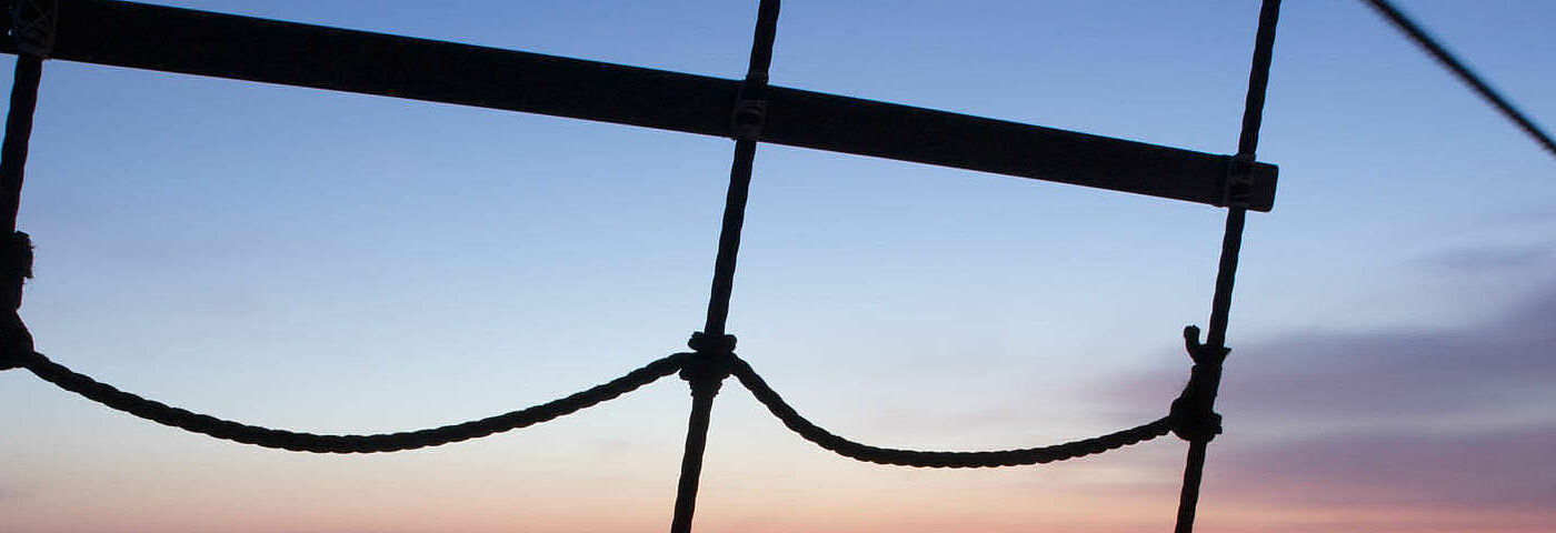 Das Nordkirchenschiff fährt in den Sonnenaufgang über der Nordsee.