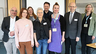 Dr. Stefan Atze (KDA), Clara Trommer (Letzte Generation), Nicole Knudsen (LEE), Dr. Wilko TEifke (Theologischer Referent in der Bischofskanzlei Schleswig), Mareike Schulze (Psychologin), Bischof Gothart Magaard, Maike Lauther-Poh (Evangelische Akademie). 