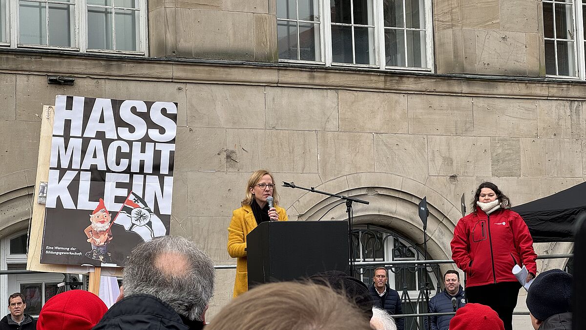 Nora Steen sprach bei einer Demonstration in Kiel vor tausenden Menschen für die Nordkirche sowie weitere Religionsgemeinschaften.