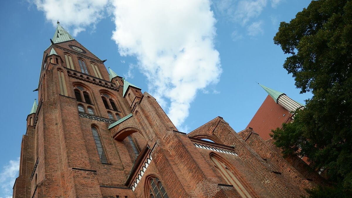 Im Schweriner Dom können Besucherinnen und Besucher mehr zum Leben und Wirken von Günther Uecker erfahren. Die Ausstellung läuft noch bis zum 1. Oktober. 