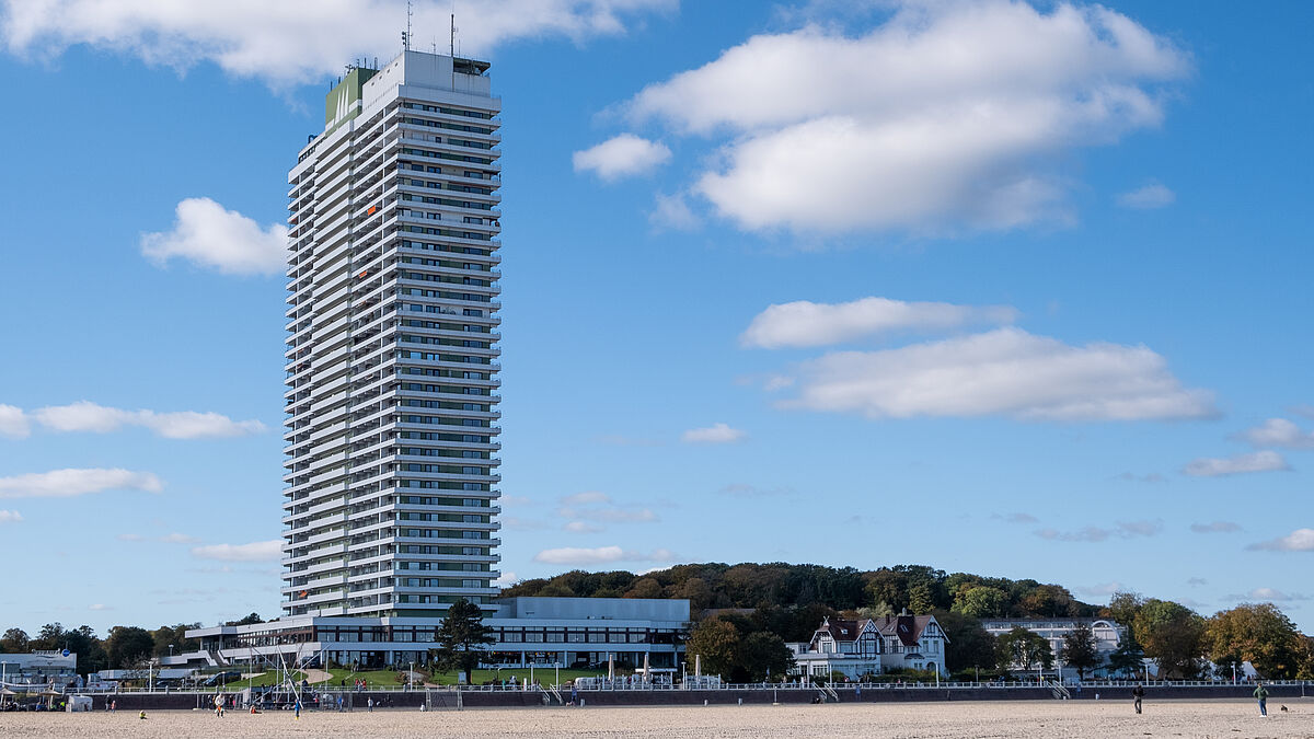 Am Maritim-Hotel in Travemüde scheiden sich die Geister. Urlauber schätzen den Komfort und die exponierte Lage. Kritiker finden, der Bau verschandle die Lübecker Bucht. 