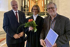 Pastor Thies Feldmann und Prädikantin Beate Schubert mit Eberhard Schubert 