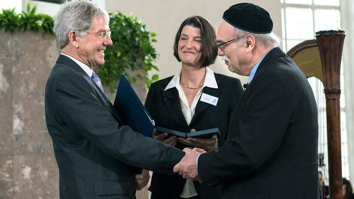 Im Rahmen der Eroeffnung der "Woche der Bruederlichkeit" am Sonntag (05.03.2017) in der Paulskirche in Frankfurt a. M. wurde die "Konferenz Landeskirchlicher Arbeitskreise Christen und Juden" (KLAK) vom Deutschen Koordinierungsrat der Gesellschaften fuer Christlich-Juedische Zusammenarbeit (DKR) mit der Buber-Rosenzweig-Medaille 2017 ausgezeichnet. (Foto v.li.: Klaus Mueller, Vorsitzender der KLAK;  Margaretha Hackermeier, katholische Vorsitzende und Geschaeftsfuehrerin der Gesellschaft fuer christlich-juedische Zusammenarbeit; Praesident des DKR, Rabbiner Andreas Nachama) Die "Woche der Bruederlichkeit" wird seit 1952 vom DKR organisiert und steht in diesem Jahr unter dem Motto "Nun gehe hin und lerne". Die Buber-Rosenzweig-Medaille erinnert an die juedischen Philosophen Martin Buber (1878-1965) und Franz Rosenzweig (1886-1929).