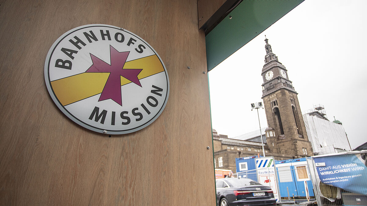 Nach knapp elfmonatiger Bauzeit bezieht die Bahnhofsmission Hamburg ein neues Gebäude vor dem Hauptbahnhof. 