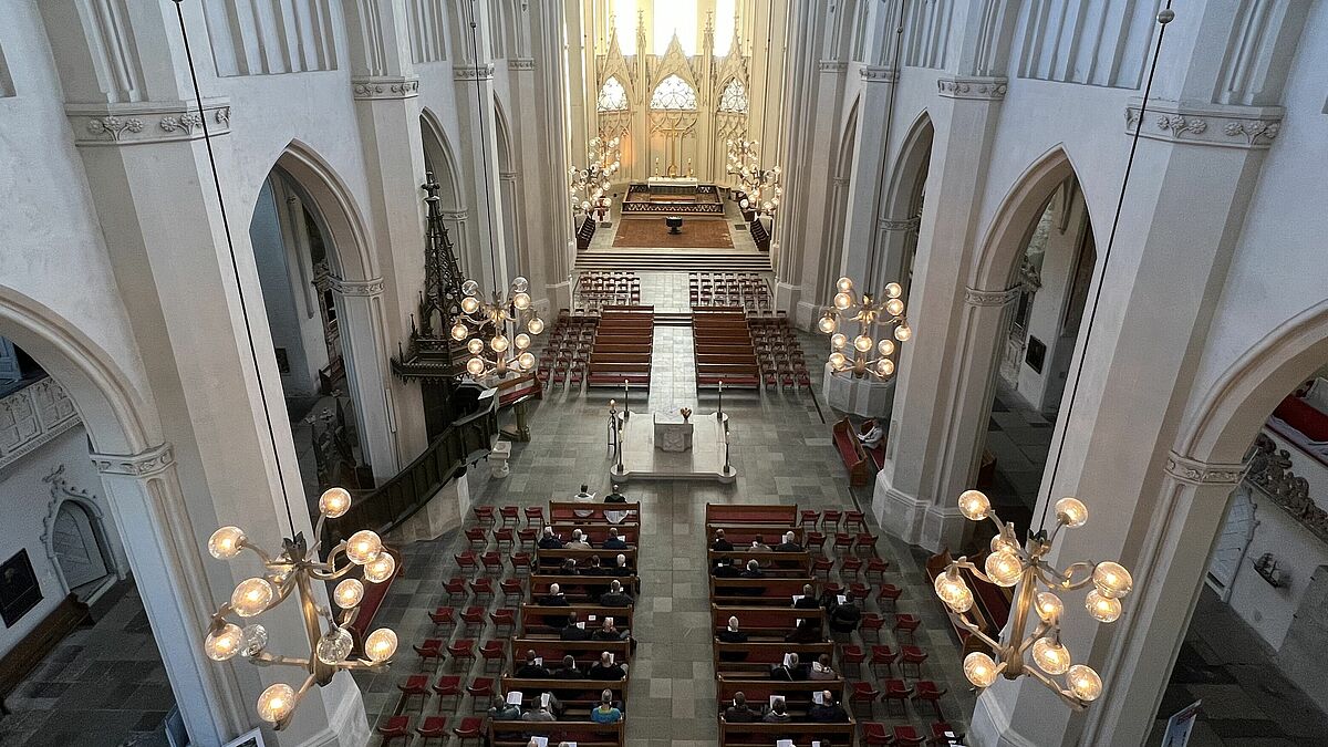 Am zweiten Tag ihres Treffens feierten Dombaumeister aus ganz Europa einen ökumenischen Gottesdienst im Greifswalder Dom St. Nikolai. Die Feier hielten Bischof Tilman Jeremias und sein katholischer Kollege Propst Frank Hofmann.