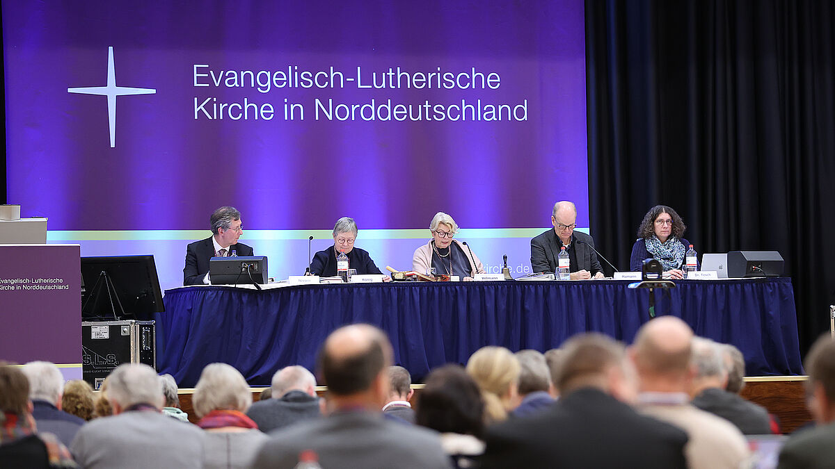 Die Landessynode der Nordkirche beschäftigt sich auf dieser Tagung schwerpunktmäßig mit dem Thema Aufarbeitung und Prävention von sexualisierter Gewalt. Zudem stehen Beratungen über den Haushalt und ein Beschluss zur Widmung und Entwidmung von Gebäuden an. 