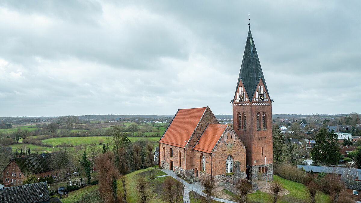 Der Kirchberg in Sandesneben.