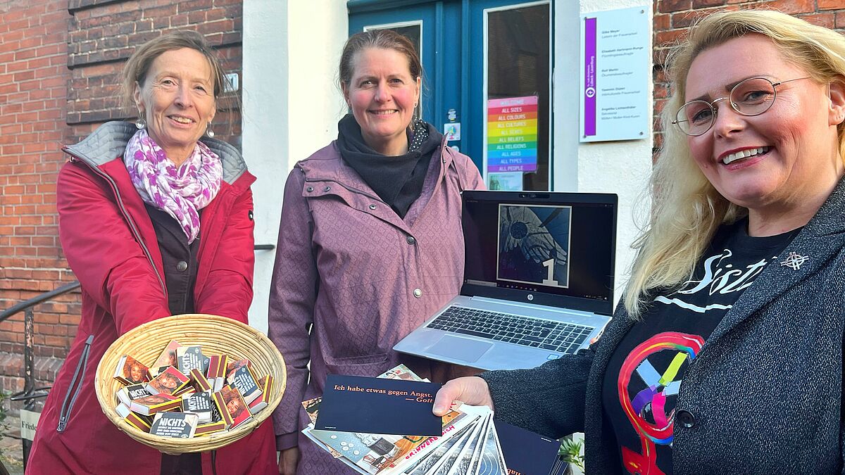 Angelika Lichtenthäler (v.l.), Silke Meyer und Viktoria-Elisabeth Brandt vom Ev. 
Frauenwerk Lübeck-Lauenburg starten einen digitalen und analogen November-Kalender.