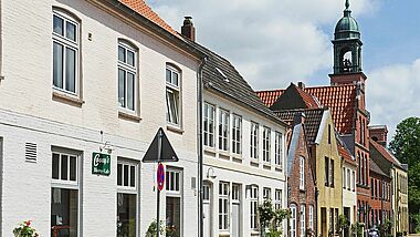 Straßenzeile mit Kirchturm in Friedrichstadt.