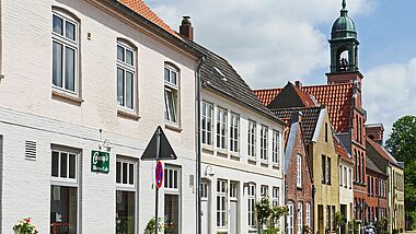 Straßenzeile mit Kirchturm in Friedrichstadt.