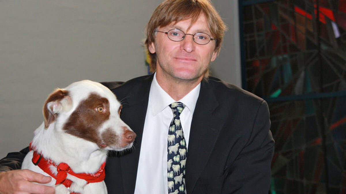 Der Hamburger Pastor Holger Janke mit seinem Hund "Tölpel".