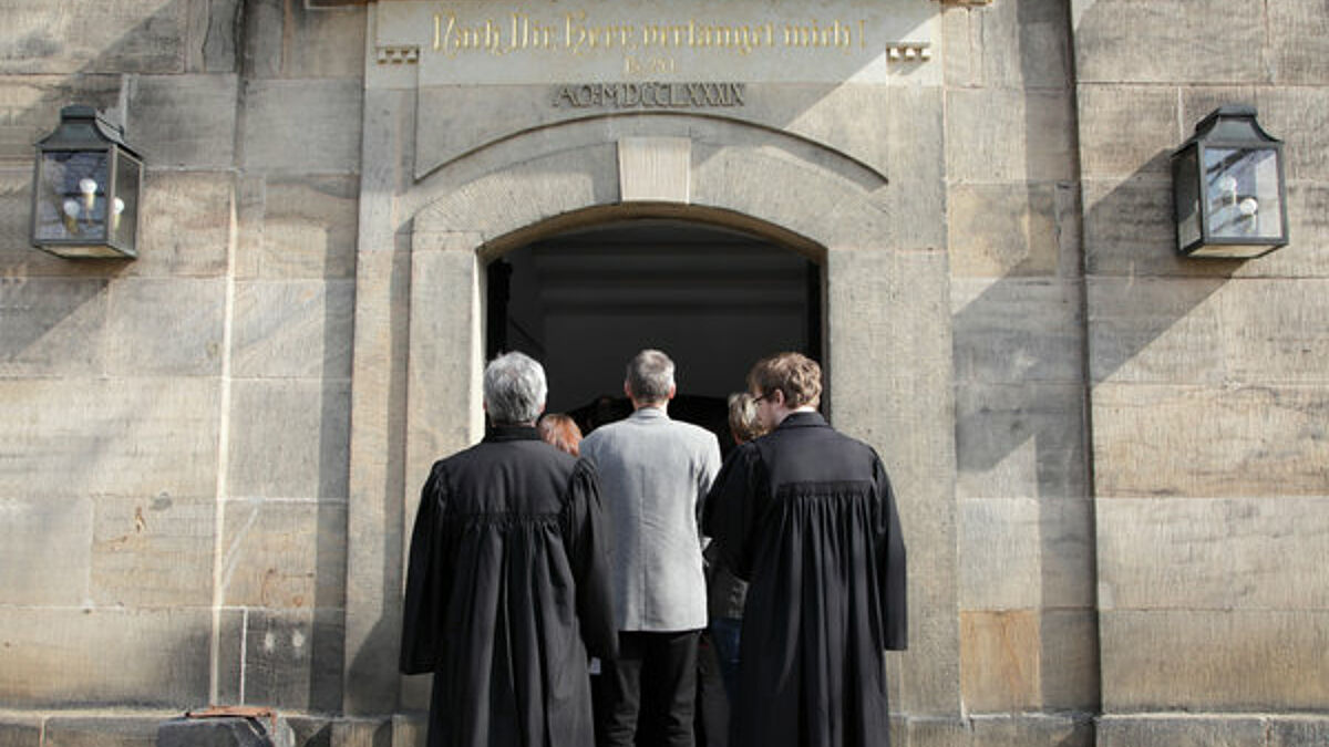 Die neuen Vikare im Norden ziehen in die Kirche ein ...