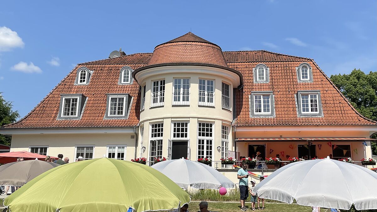 Blick auf die Villa des Neuen Kupferhofs am Tag des zehnjährigen Jubiläums