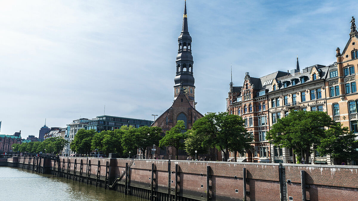 Zum Start der Weltkonferenz wird in der Hauptkirche St. Katharinen ein Gottesdienst gefeiert.