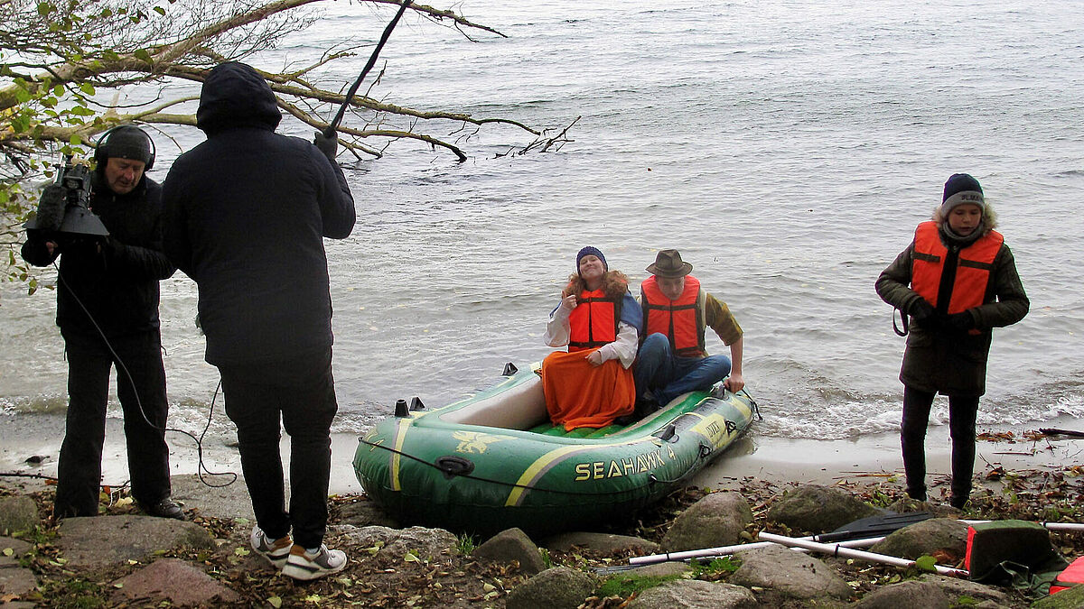 Im Krippenspiel kommen Maria und Josef im Schlauchboot an.