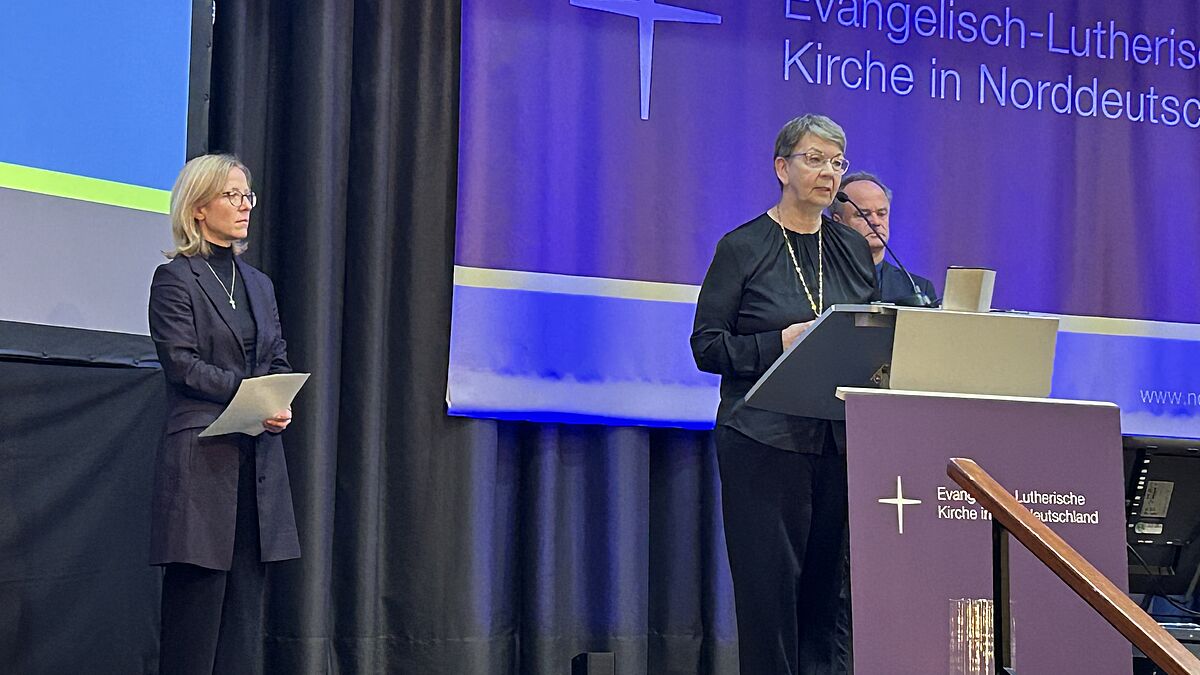 Landesbischöfin Kristina Kühnbaum-Schmidt, Bischöfin Nora Steen und Bischof Tilman Jeremias beim gemeinsamen Verlesen des Wortes des Bischofsrates: Antisemitismus zu bekämpfen ist christlicher Auftrag. 