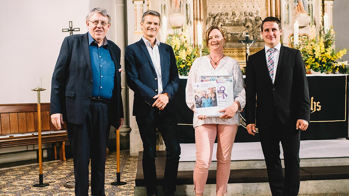 Auf der Preisverleihung: Arnd Brummer (geschäftsführender Herausgeber von chrismon, v.l.), Enno Haaks (Generalsekretär des Gustav-Adolf-Werks), Corinna Schell (Tourismuskirche Eckernförde) und Dominik Glöckner (Bank für Kirche und Diakonie).


