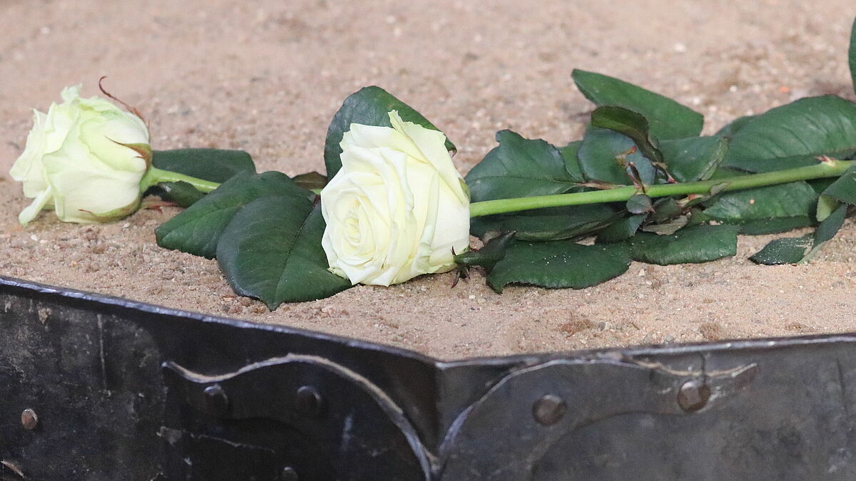 80 Jahre ist es her, dass die ersten Jüdinnen und Juden von Hamburg aus deportiert wurden. Wer möchte, kann als Zeichen der Erinnerung an die Opfer der Nationalsozialisten an der Gedenkstätte im Lohsepark Blumen niederlegen. 