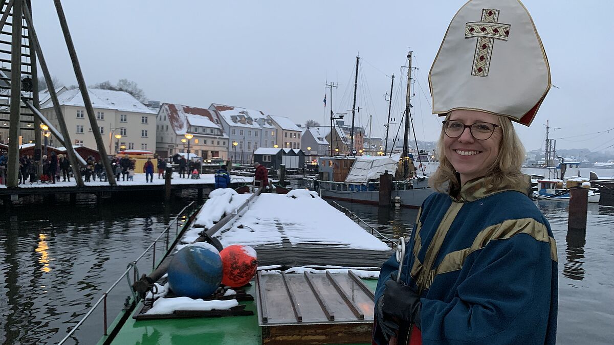 Die Bischöfin in einer neuen Rolle: Am Nikolaustag wird Nora Steen zu "Nikola" im traditionellen Gewand des Schutzpatrons. 