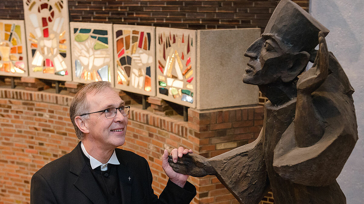 Propst Stefan Block erinnert vor der Ansgar-Statue in der Ancharkirche Neumünster an die Verantwortung, die wir für unsere Mitmenschen tragen. 