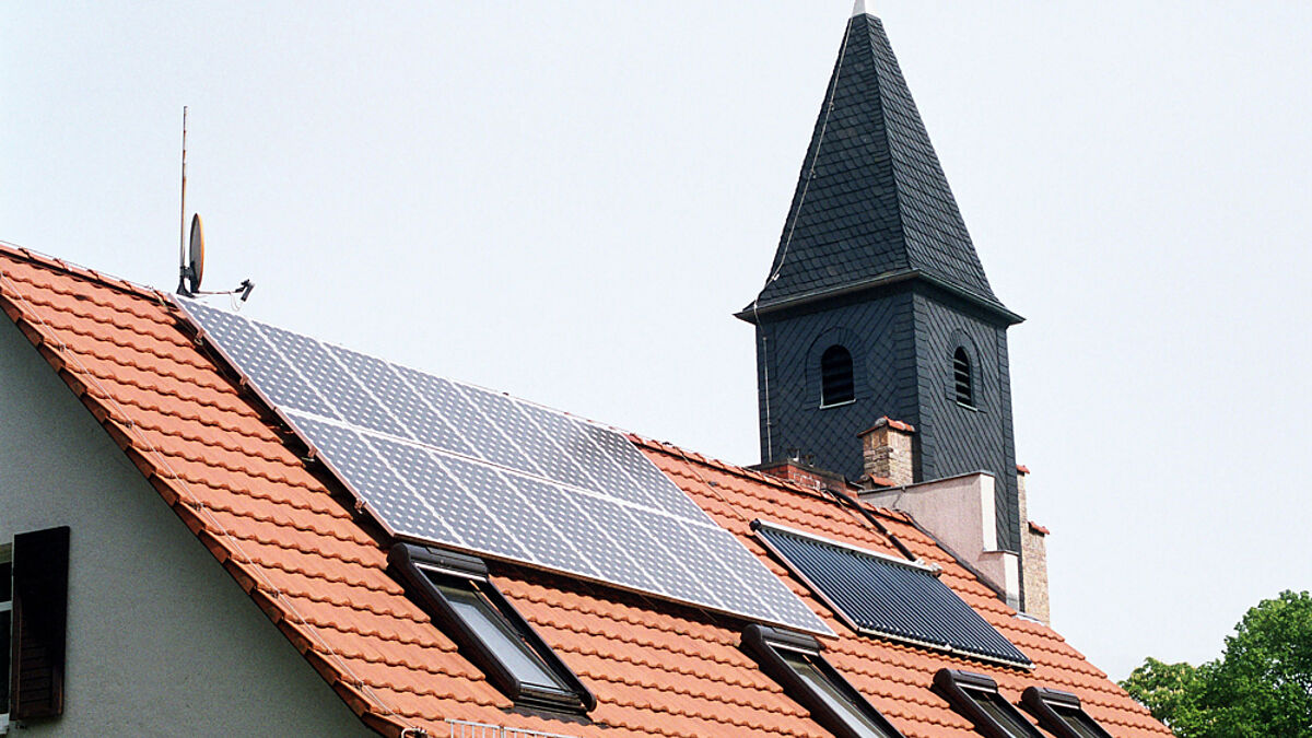 Solaranlage auf dem Kirchendach in Wandlitz (Brandenburg)